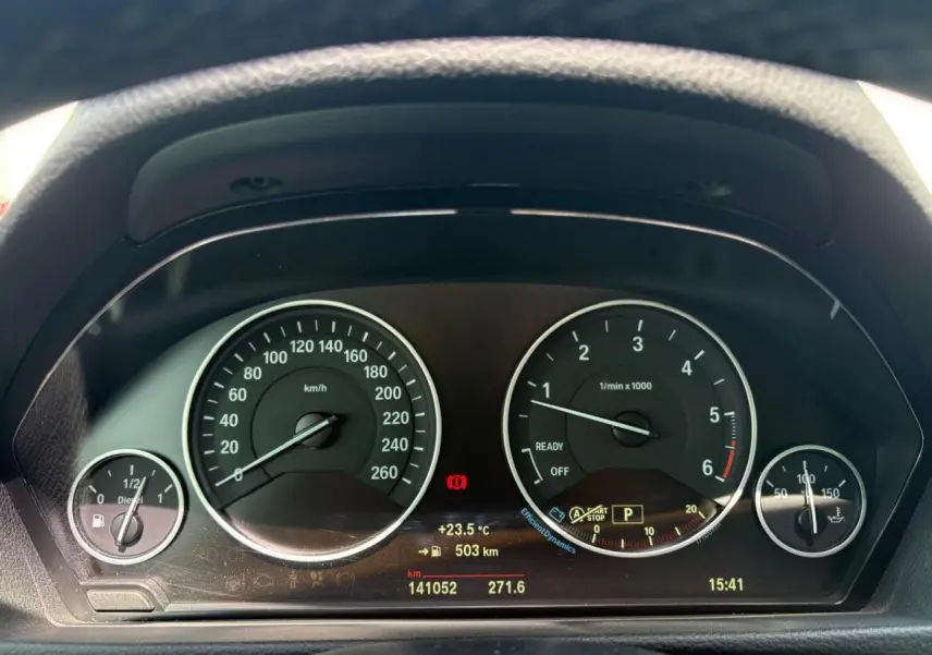 Tableau de bord de BMW Série 4 Gran Coupé 420d 2018 avec compte-tours, compteur de vitesse et jauge diesel.