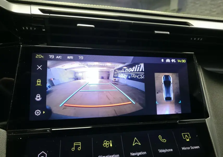 Écran central tactile du Peugeot 408 2024 montrant la caméra de recul et la vue 360° en intérieur gris Selenium.