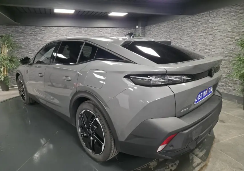 Vue 3/4 arrière droite de la Peugeot 408 gris Selenium avec jantes alliage 19 pouces et feux arrière LED griffés.
