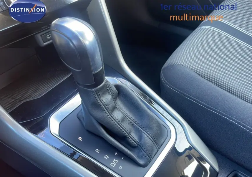 Le levier de vitesse automatique en cuir noir du Volkswagen T-Roc 1.5 TSI, vue rapprochée de la console centrale.