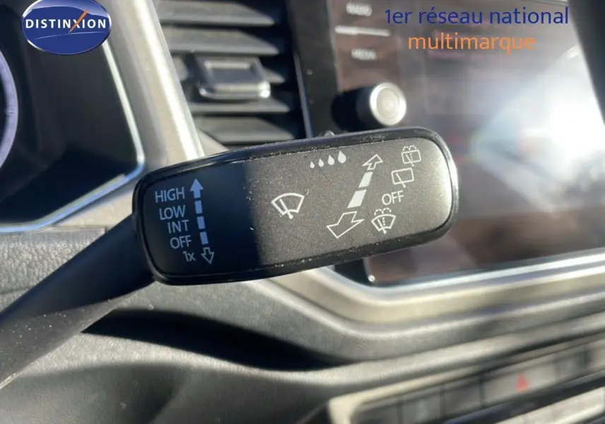 Gros plan sur la commande des essuie-glaces du Volkswagen T-Roc 1.5 TSI bleu Ravenna, intérieur noir.