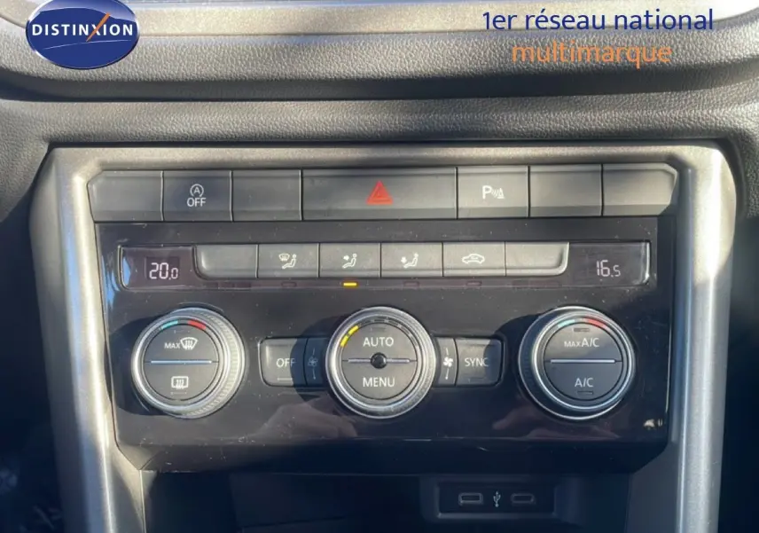 Détail de la console centrale du Volkswagen T-Roc 1.5 TSI 2021 montrant les commandes de climatisation et les ports USB.