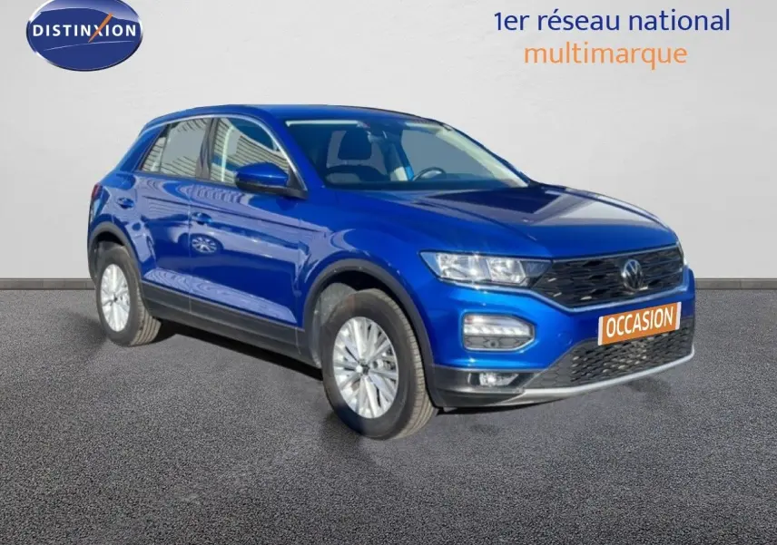 Volkswagen T-Roc bleu Ravenna en 3/4 avant droit, avec calandre noire et jantes argentées.