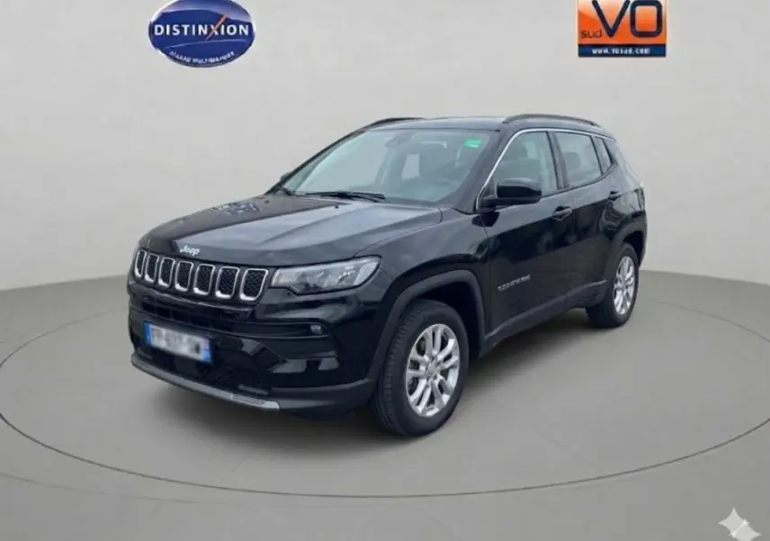 Jeep Compass noir en 3/4 avant droit, avec jantes alliage 18 pouces et calandre distinctive à sept fentes.