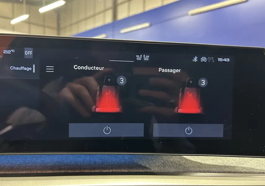 Écran tactile intérieur du Peugeot 5008 III GT Hybrid 145 affichant le chauffage des sièges conducteur et passager.