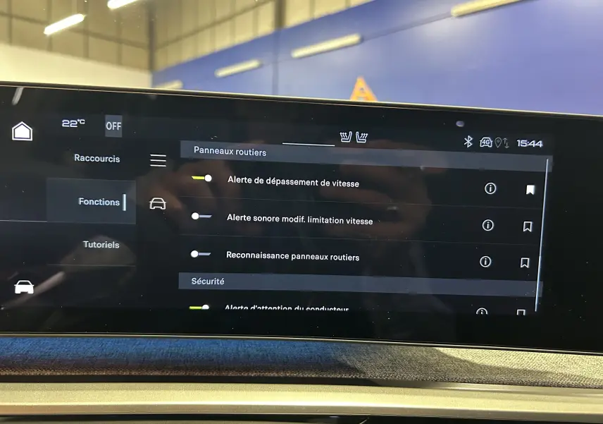 Écran tactile du tableau de bord du Peugeot 5008 III GT Hybrid 145 en mode réglages sécurité et alertes vitesse.