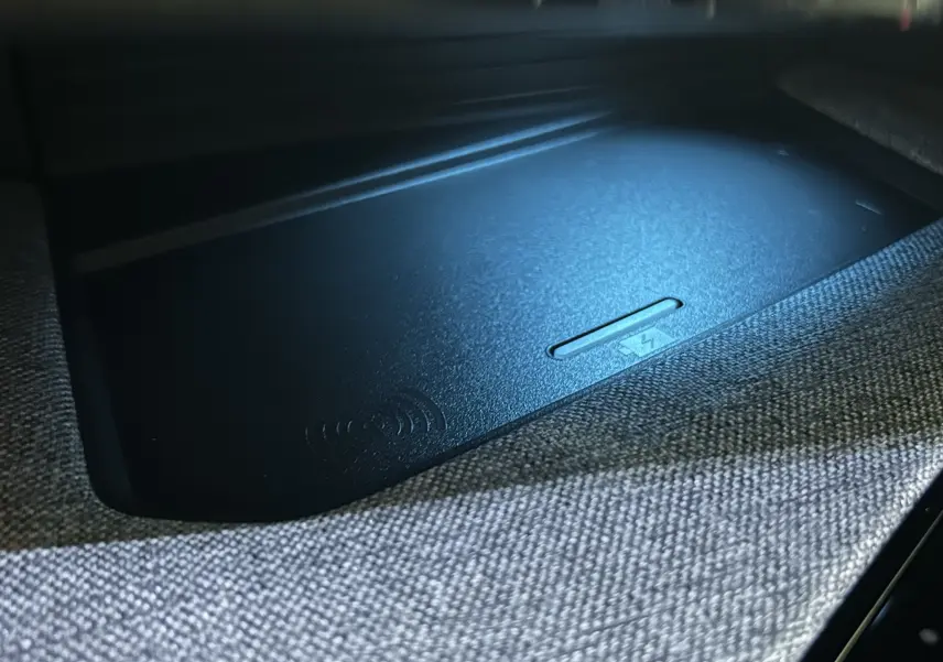 Rechargeur sans fil intégré dans la console centrale du Peugeot 5008 III GT Hybrid 145 e-DCS6 gris Artense.