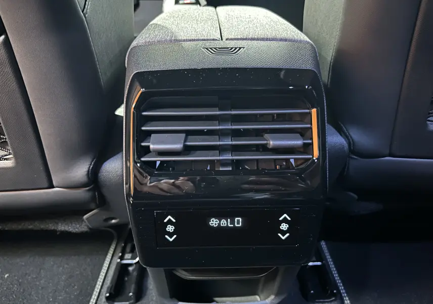 Gros plan sur la commande de climatisation arrière du Peugeot 5008 gris Artense, entre les sièges arrière.