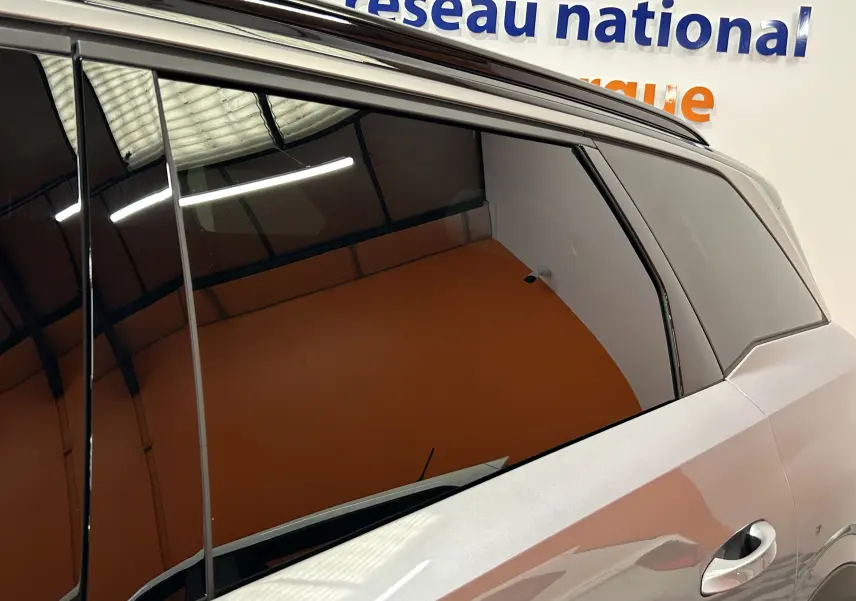 Profil droit du Peugeot 5008 III GT Hybrid 145 gris Artense avec vitres teintées et poignées chromées.