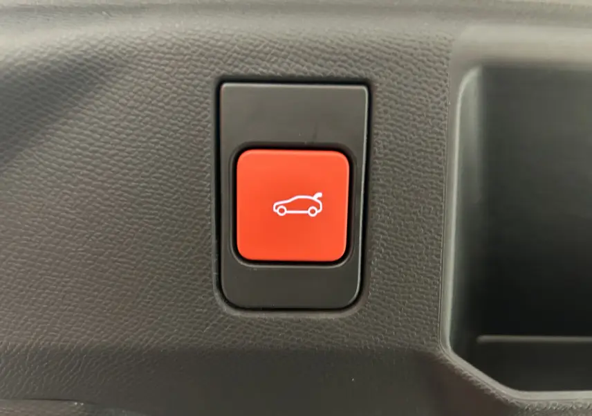 Bouton rouge d'ouverture électrique du hayon sur le tableau de bord du Peugeot 5008 gris Artense.