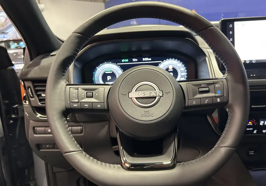 Volant cuir noir Nissan Qashqai 2025 avec commandes intégrées et tableau de bord numérique lumineux.