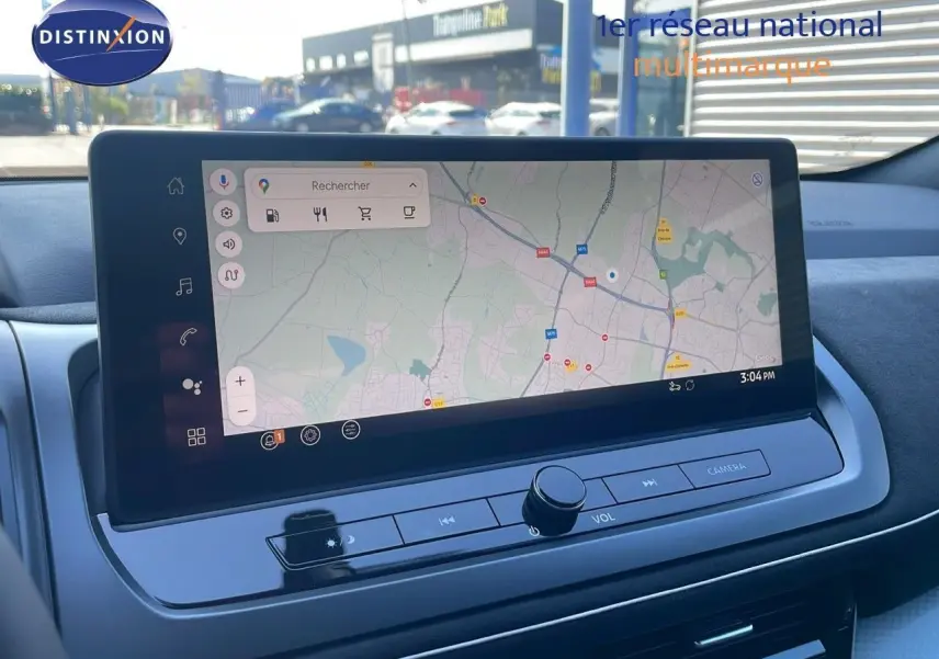 Vue intérieure sur l'écran tactile central affichant une carte de navigation dans un Nissan Qashqai gris céramique 2025.