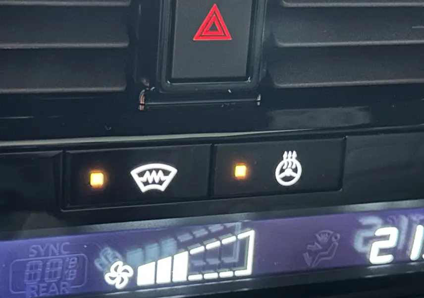 Gros plan sur les commandes de climatisation et chauffage du pare-brise du Nissan Qashqai gris céramique 2025.