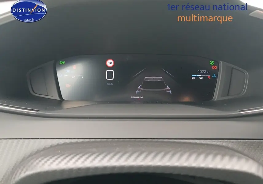 Tableau de bord numérique de la Peugeot 2008 1.2 100 Allure, affichage central avec vue arrière du véhicule.