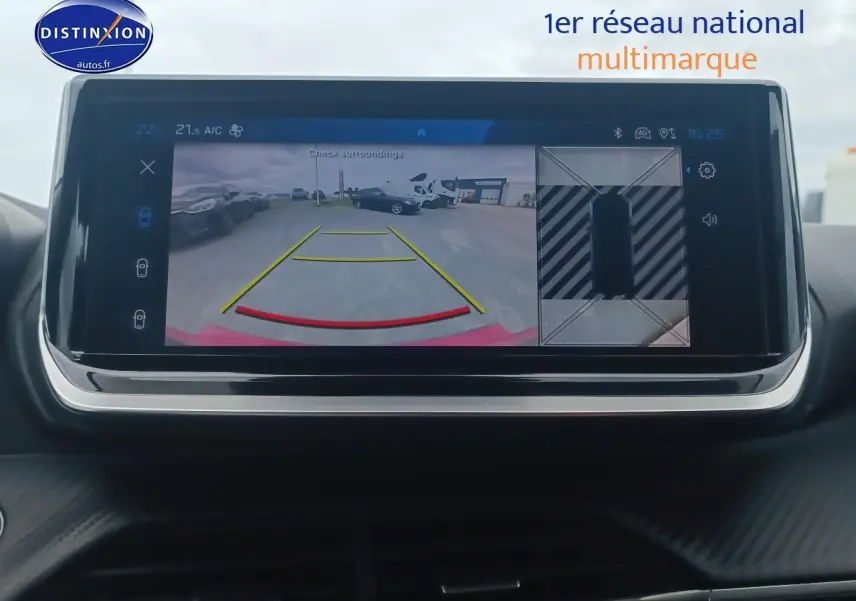 Écran tactile intérieur du Peugeot 2008 rouge elixir montrant la caméra de recul et l'aide au stationnement.