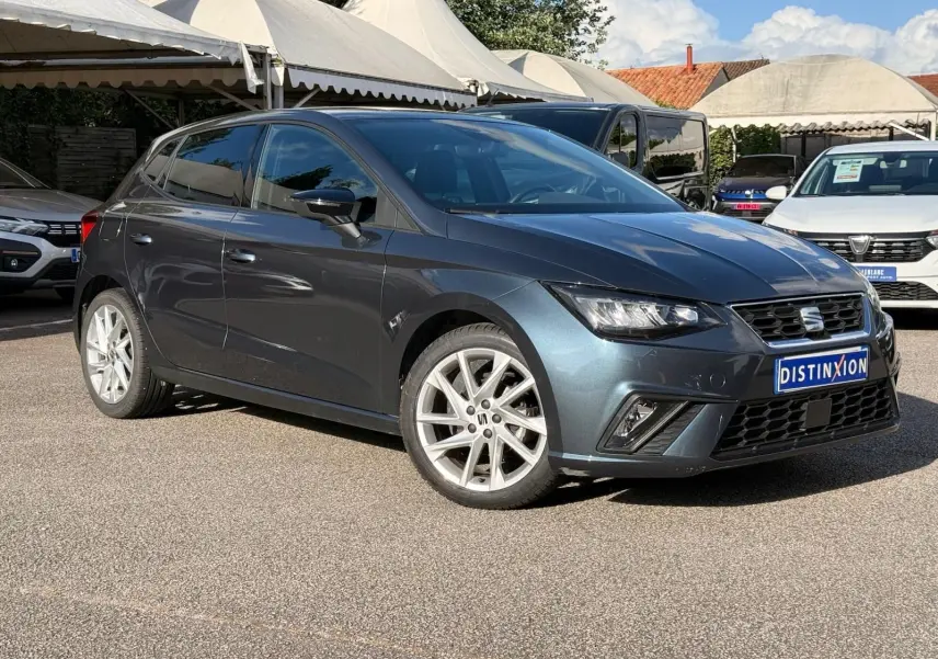 SEAT Ibiza 1.0 TSI 95 FR gris foncé vue 3/4 avant droit avec jantes alliage et calandre sportive.