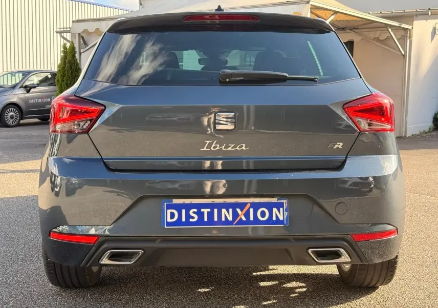 Vue arrière d'une SEAT Ibiza 1.0 TSI 95 FR gris foncé avec feux LED et double sortie d'échappement rectangulaire.