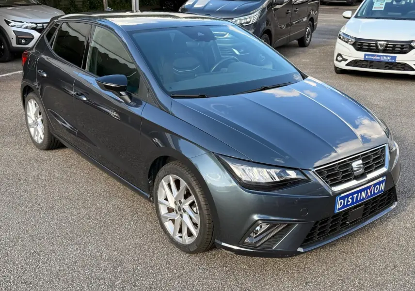 SEAT Ibiza 1.0 TSI 95 FR gris foncé vue 3/4 avant droit avec phares LED et jantes alliage.