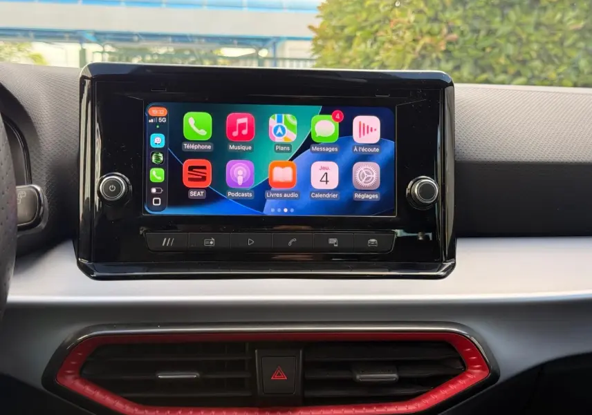 Vue rapprochée de l’écran tactile central du tableau de bord de la SEAT Ibiza 2025, avec interface colorée et cadre noir brillant.