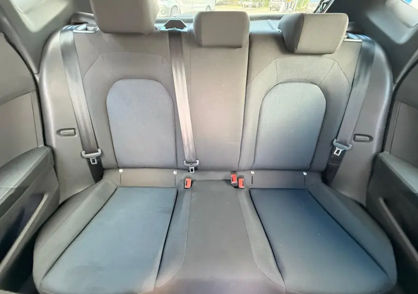 Vue intérieure montrant la banquette arrière en tissu gris foncé de la SEAT IBIZA 1.0 TSI 95 FR 2025.