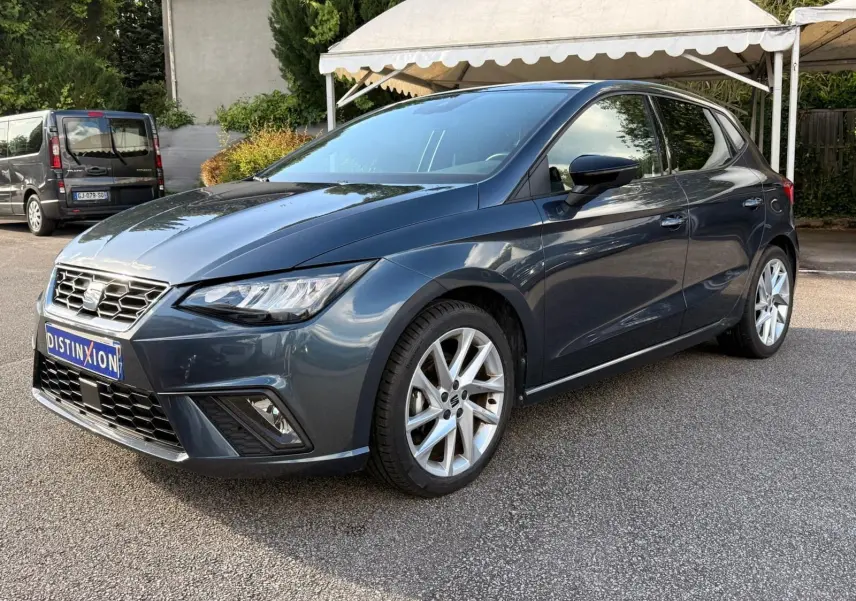 SEAT Ibiza 1.0 TSI 95 FR gris foncé vue 3/4 avant droit, avec jantes alliage et phares LED distinctifs.