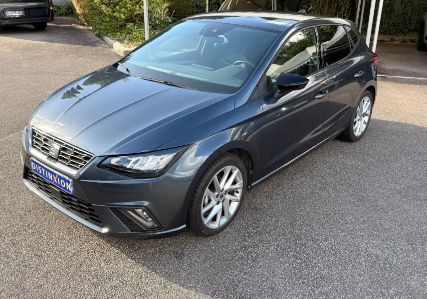 SEAT Ibiza 1.0 TSI 95 FR gris foncé vue 3/4 avant droit, avec phares LED et jantes alliage visibles.