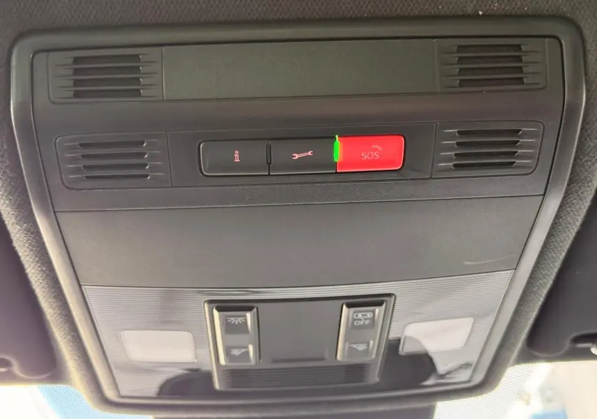 Vue en gros plan du plafonnier intérieur avec bouton SOS rouge et commandes d’éclairage d’une SEAT Ibiza gris foncé 2025.