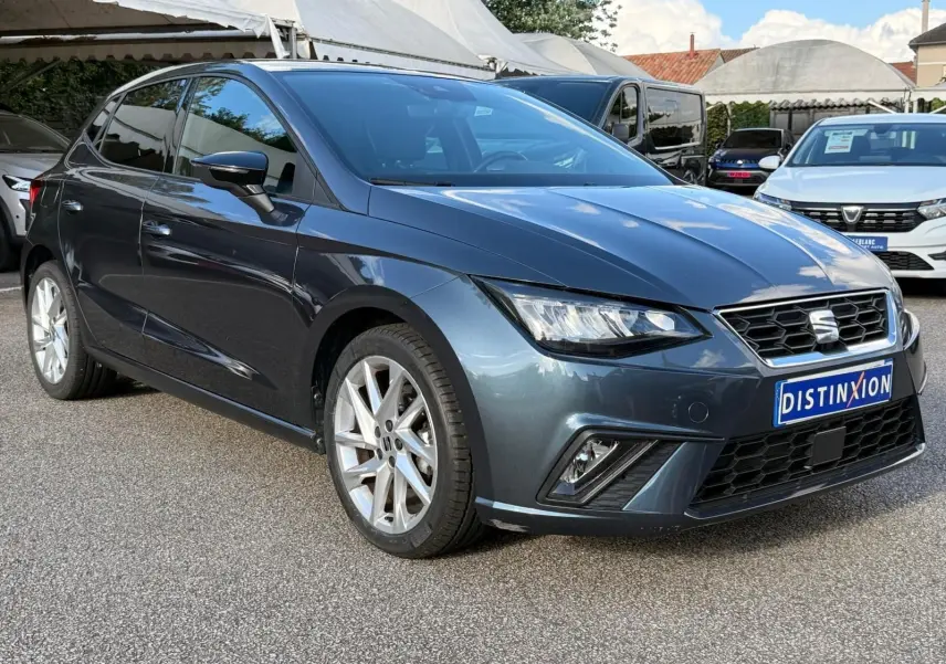 SEAT Ibiza 1.0 TSI 95 FR gris foncé vue 3/4 avant droit avec phares LED et jantes alliage.