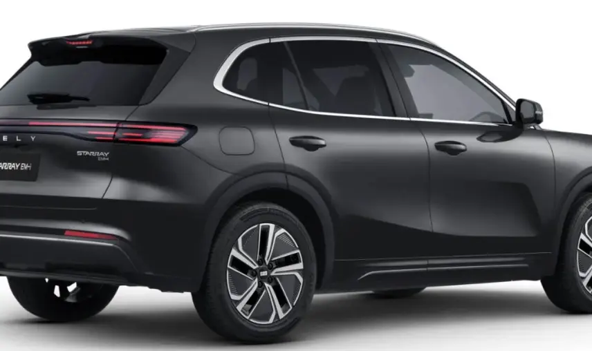 Vue 3/4 arrière droite du SUV noir Geely STARRAY PRO 1.5 EM-I PHEV avec feux arrière LED fins et jantes stylisées.