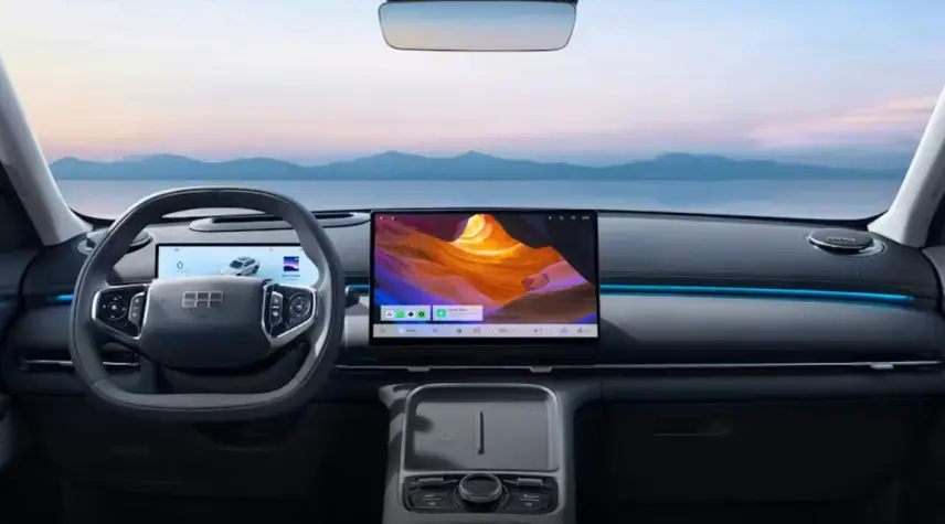Vue intérieure avant du tableau de bord noir du Geely STARRAY Pro avec écran tactile central et éclairage d'ambiance bleu.