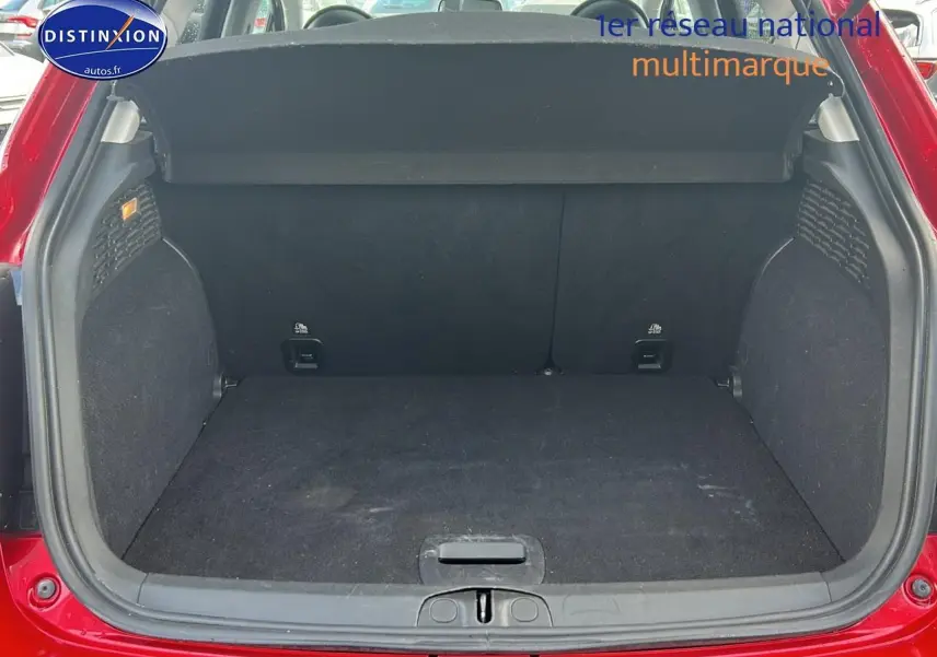 Coffre ouvert d'une FIAT 500X rouge, vue arrière mettant en valeur l'espace de chargement et la tablette cache-bagages.