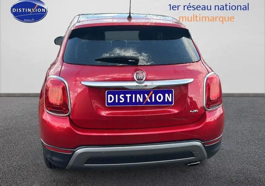 Vue arrière d'un FIAT 500X rouge 2016 avec hayon teinté et sortie d'échappement chromée visible côté droit.