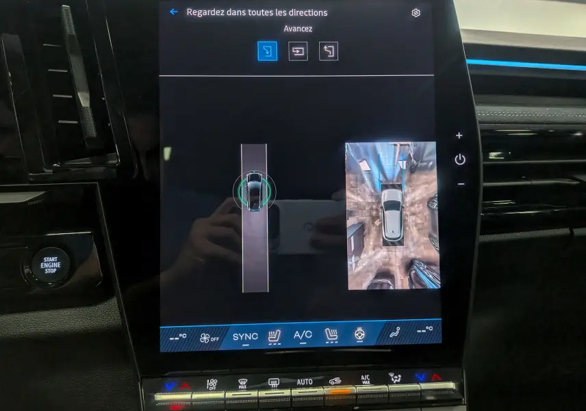 Écran tactile intérieur du Renault Austral 2025 affichant la vue 360° et la caméra de recul en stationnement.