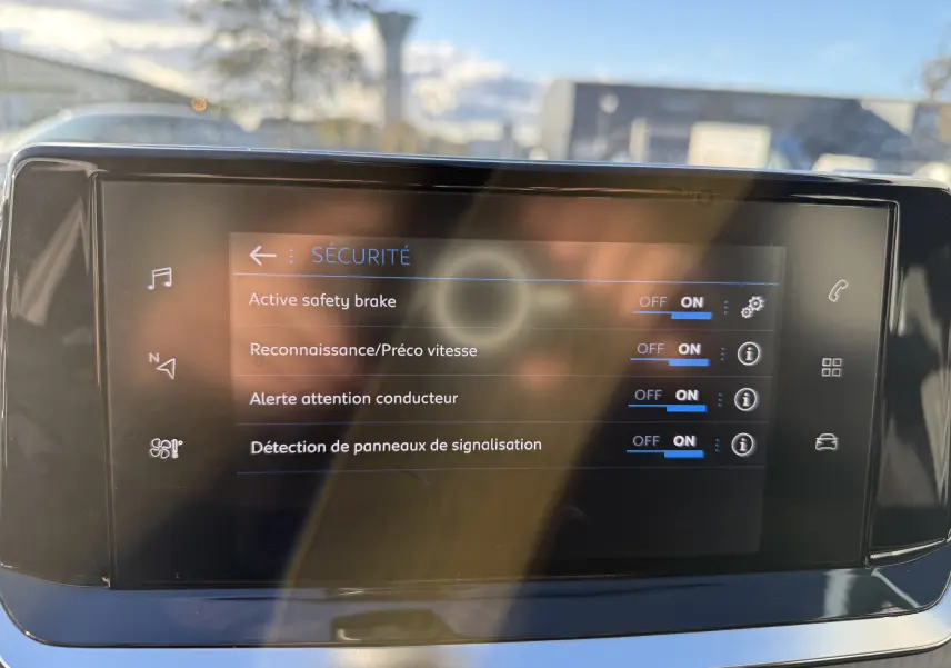 Écran tactile intérieur de la Peugeot 2008 gris 2020 affichant les options de sécurité activées.