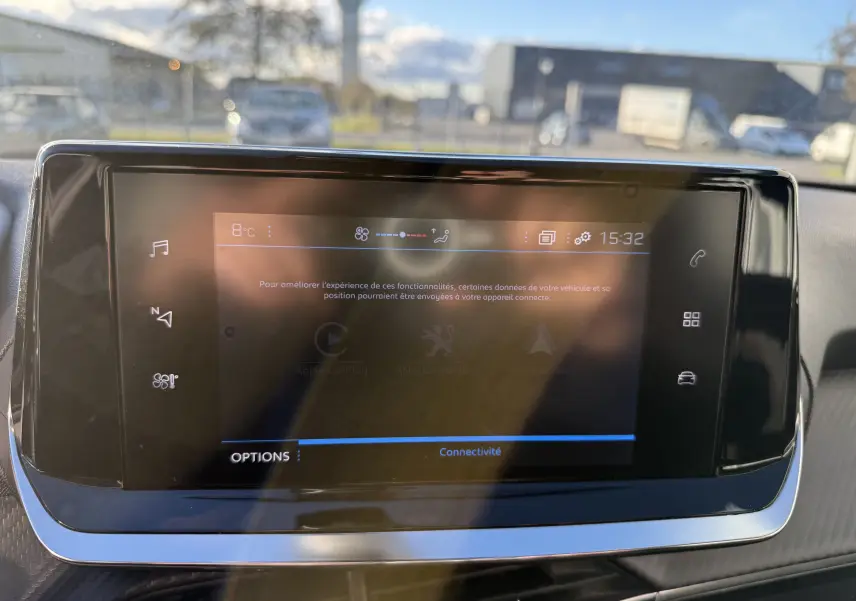Écran tactile central du tableau de bord d'une Peugeot 2008 gris 1.5 HDI 2020 affichant les options de connectivité.