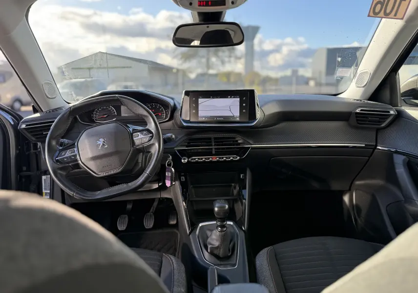 Vue intérieure avant du tableau de bord et volant Peugeot 2008 1.5 HDI 2020 avec écran tactile et boîte manuelle.