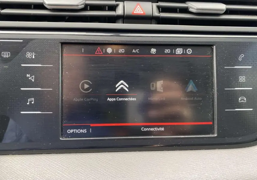 Écran tactile central de la Citroën C4 Spacetourer 2019 affichant les options de connectivité et applications connectées.