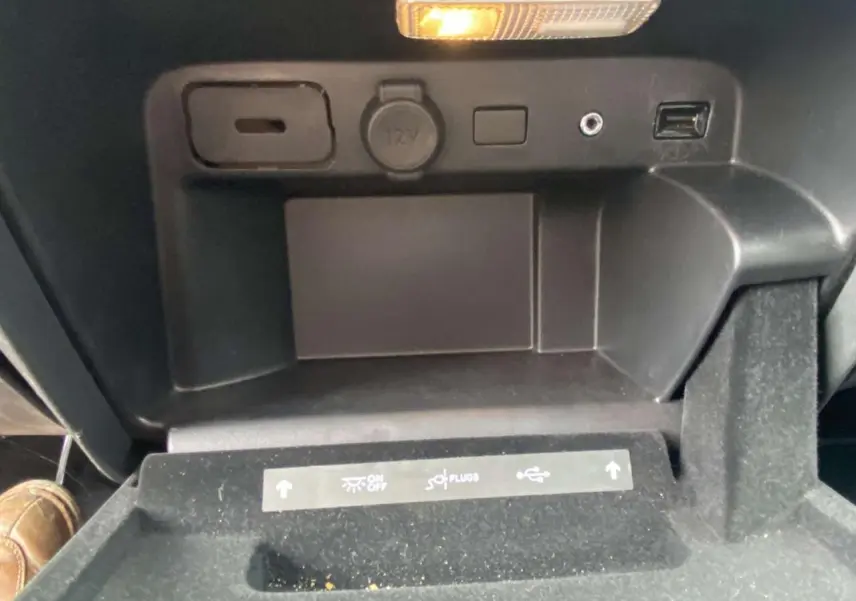 Gros plan sur la console centrale noire du Citroën C4 Spacetourer 2019, montrant prises et éclairage intérieur.