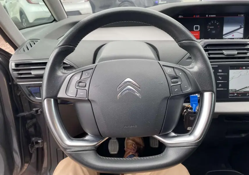Vue centrée du volant noir de la Citroën C4 Spacetourer 2019 avec tableau de bord et écran tactile visibles.