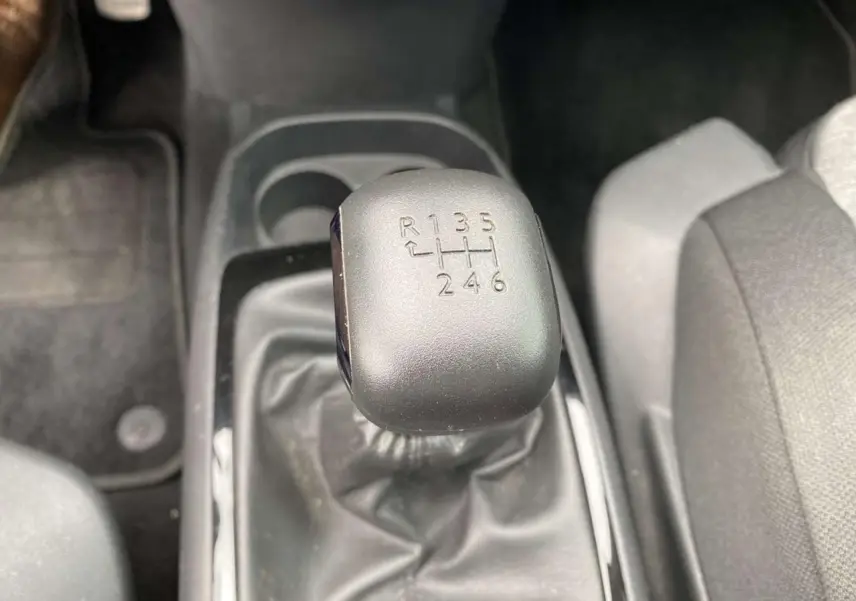 Le levier de vitesses manuel noir de la Citroën C4 Spacetourer 2019, vue rapprochée de l'intérieur.