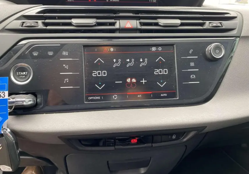 Tableau de bord du Citroën C4 Spacetourer 2019 avec écran tactile de climatisation et bouton Start/Stop visible.