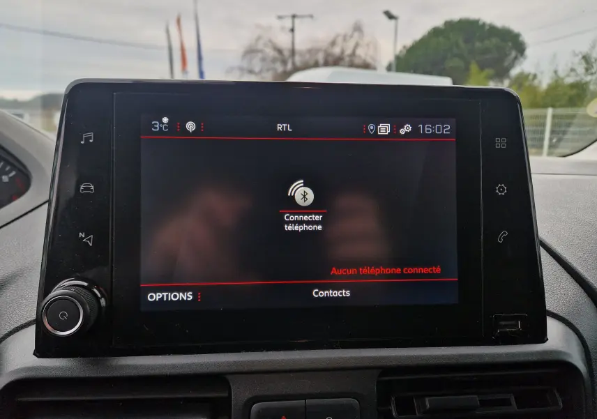 Écran tactile central du Peugeot Partner blanc 2020, affichant la connexion Bluetooth au téléphone, vue intérieure frontale.