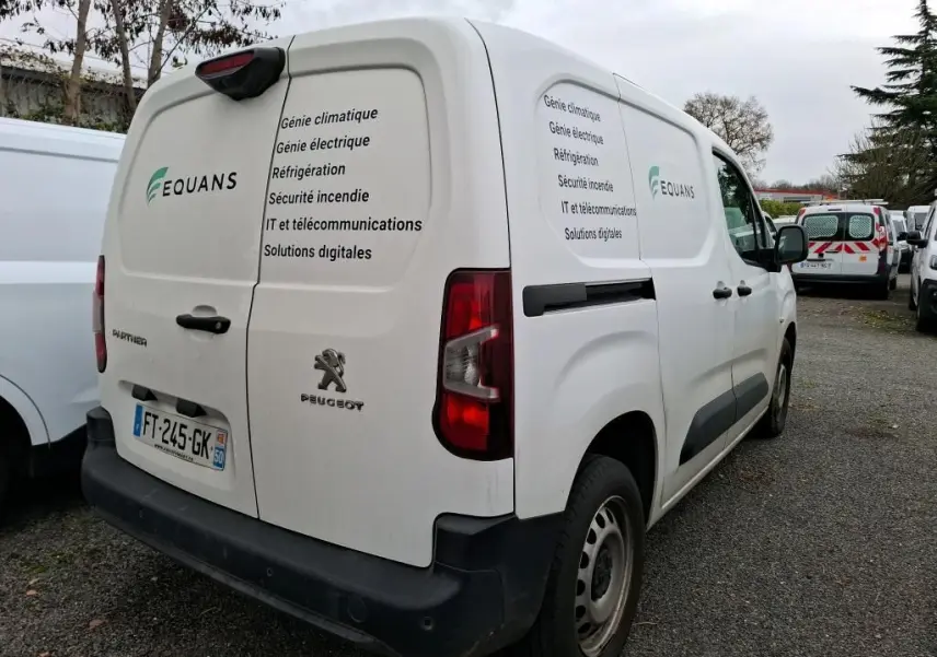 Vue 3/4 arrière droite d'un Peugeot Partner blanc utilitaire avec logo Equans et texte listant ses services.