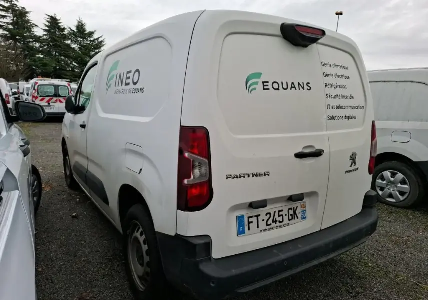 Vue 3/4 arrière droite d’un Peugeot Partner blanc 2020 avec logos INEO et EQUANS sur les portes arrière.