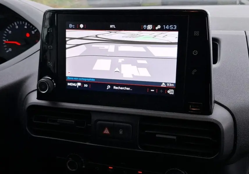 Écran tactile central avec navigation GPS allumée dans l'habitacle du Peugeot Partner blanc 2020.