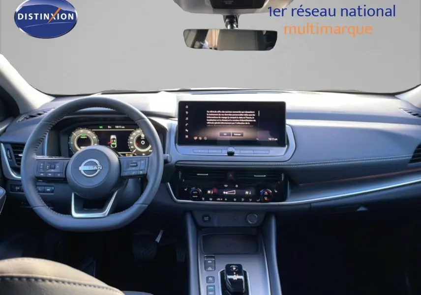 Vue intérieure avant du Nissan Qashqai 1.5 E-POWER 205CH N-CONNECTA avec tableau de bord moderne et écran tactile central.