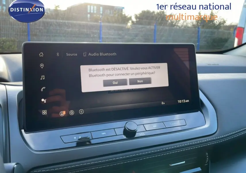 Écran tactile central du Nissan Qashqai 2025 gris argile, affichant un message Bluetooth désactivé, vue intérieure avant.