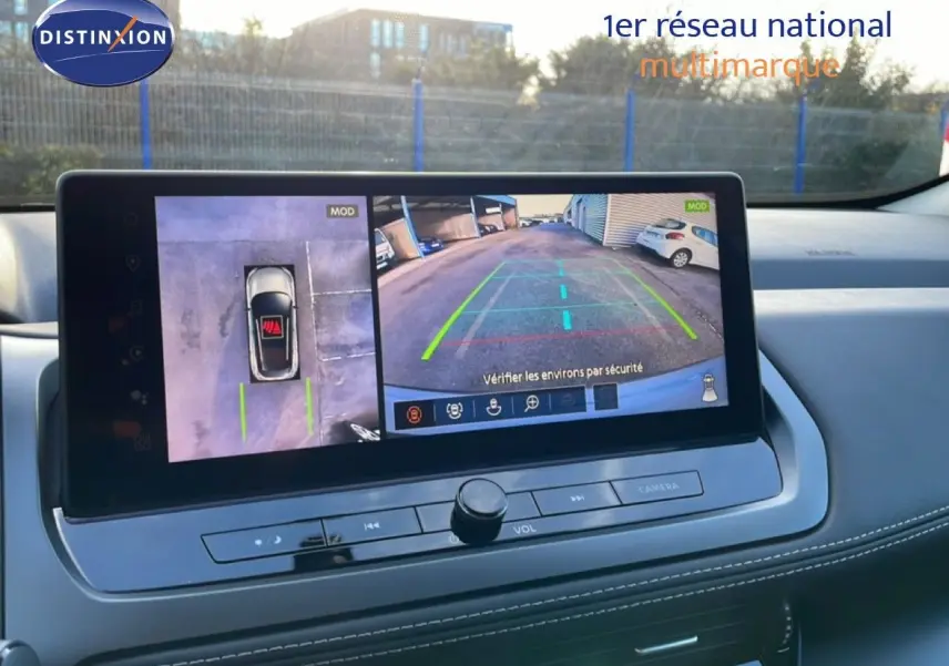 Écran central du Nissan Qashqai 2025 montrant la caméra de recul et la vue 360° avec interface moderne et tableau de bord gris.