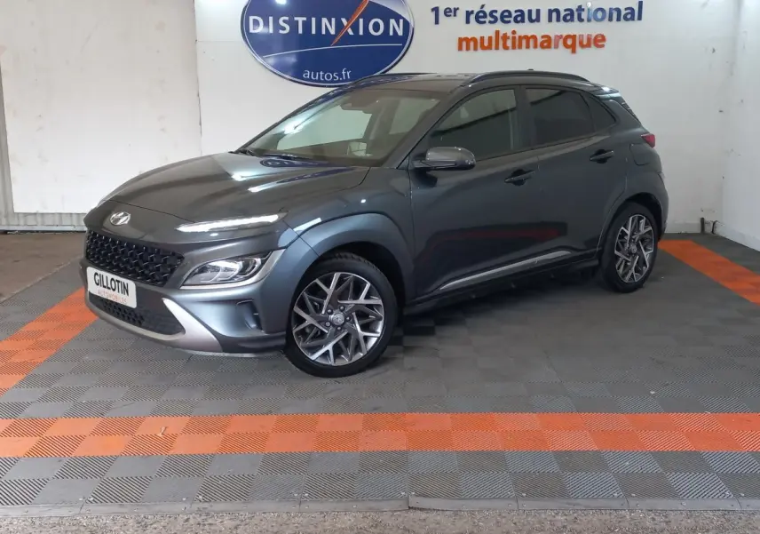 Hyundai Kona 1.6 Hybrid gris foncé en 3/4 avant droit, avec jantes alliage et toit noir contrasté.