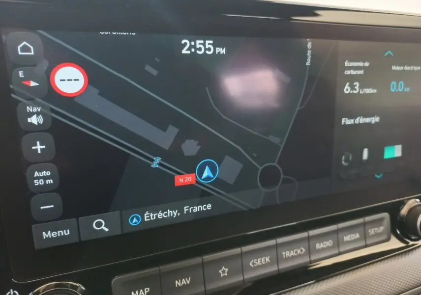 Écran tactile central du tableau de bord du Hyundai Kona 2022 affichant la navigation et les données de consommation.